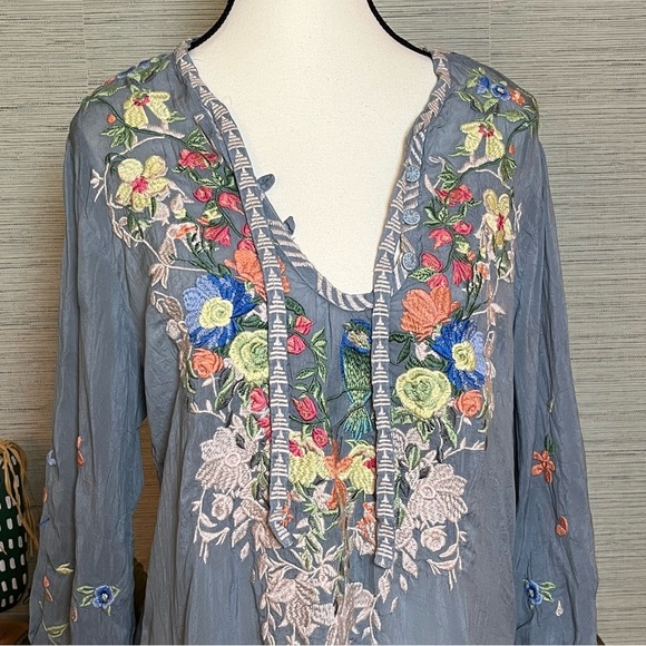 Johnny Was Taifa Blouse Blue Grey Embroidered Floral Peasant V-Neck Boho Medium - Picture 4 of 10